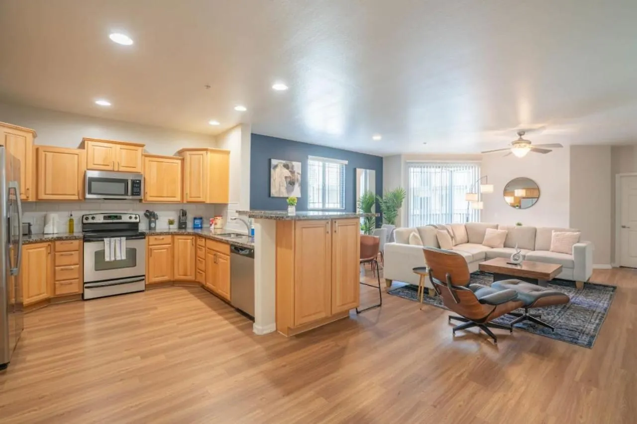 Luxurious 3Bd - Gym, W-D, Parking - Sleeps 8 Apartment Tempe 0*,  United States