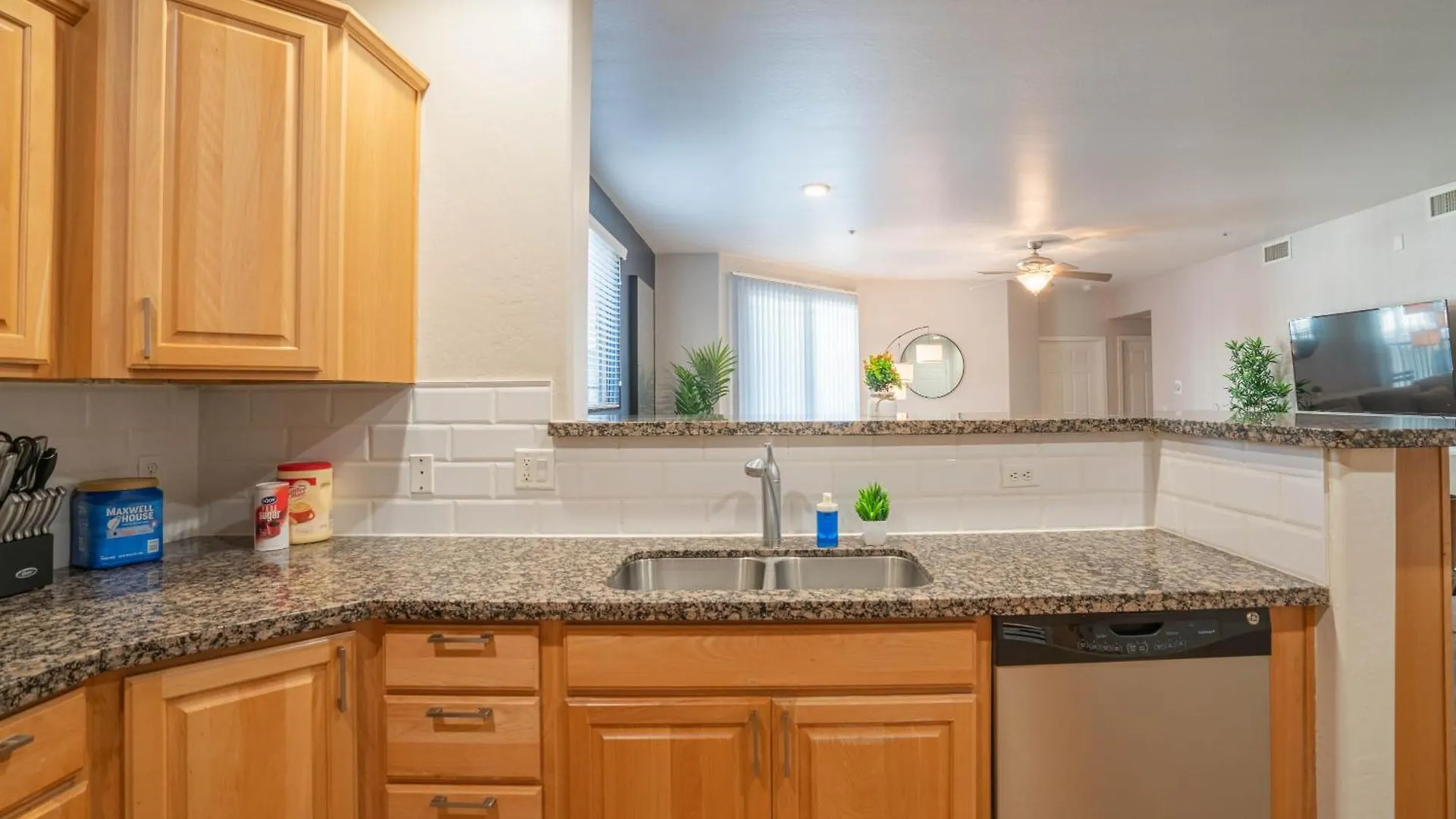 Luxurious 3Bd - Gym, W-D, Parking - Sleeps 8 Apartment Tempe